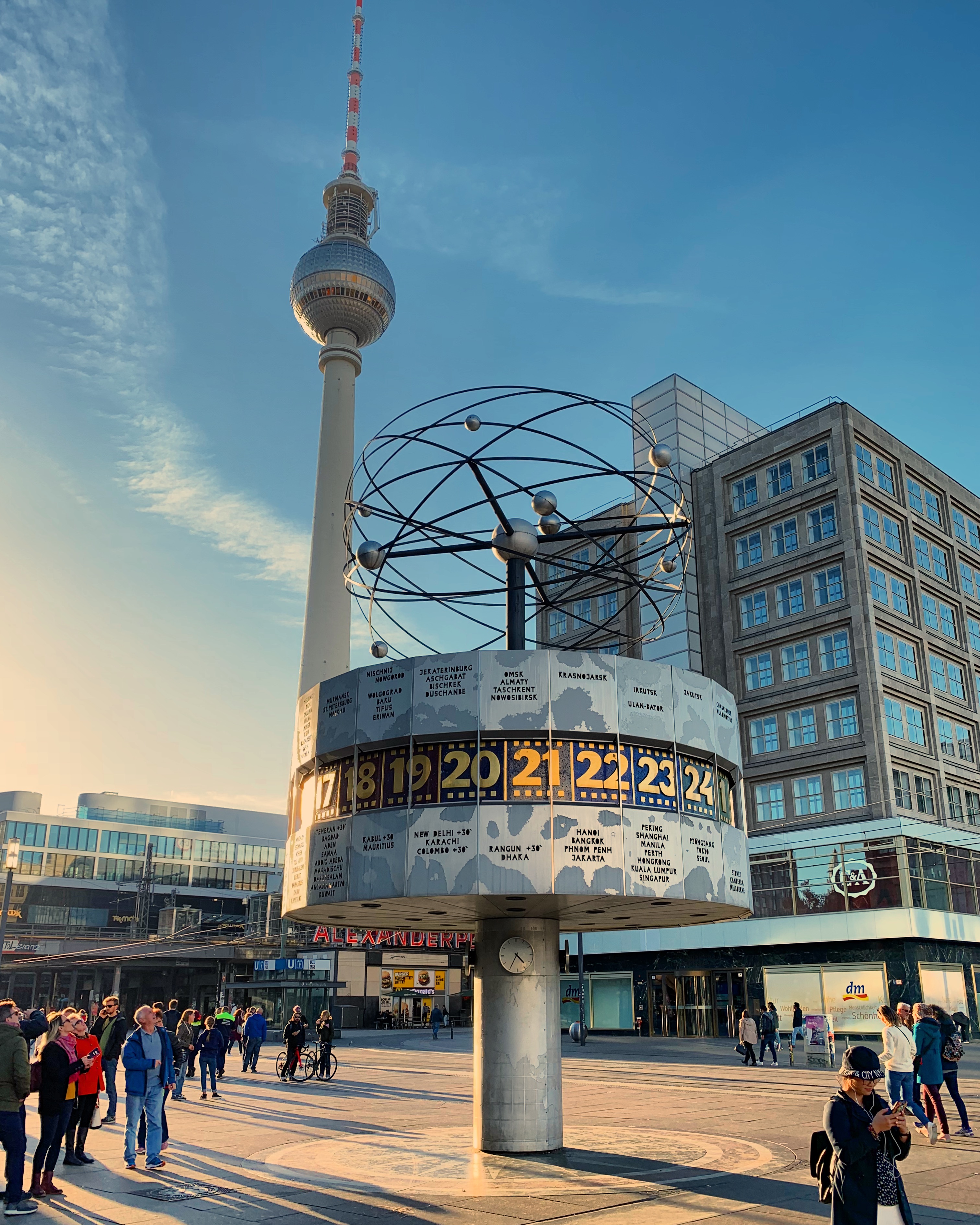 Alexanderplatz worldclock fernsehturm weltzeituhr berlin